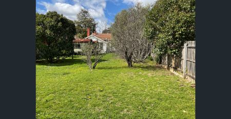 Comfortable Three Bedroom Home in Ivanhoe. - Photo 3