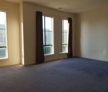 THREE BEDROOM TOWNHOUSE - Photo 3