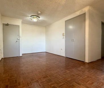 “Top-Floor Gem with Modern Upgrades in Prime Liverpool Location” - Photo 2