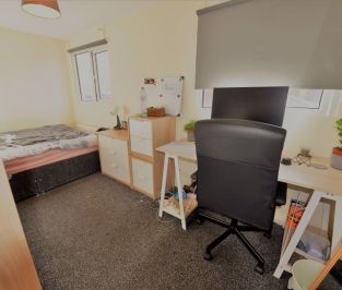 3 bedroom Flat in Woodhouse Street, Leeds - Photo 6