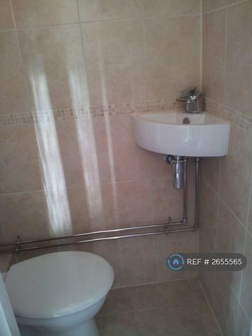 4 bedroom semi-detached house to rent - Photo 3