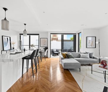 STYLE, SPACE AND ELEGANCE WITH PRIVATE COURTYARD - Photo 5