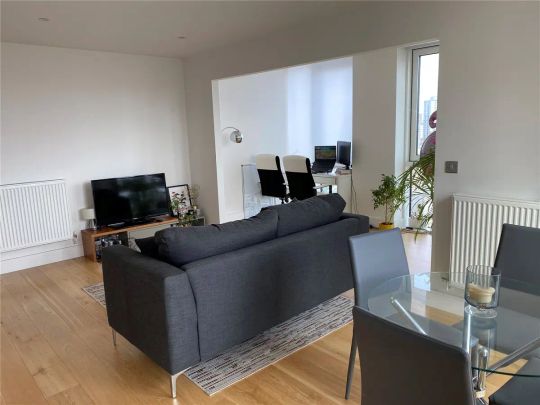 2 bedroom flat in 12 High Street - Photo 1