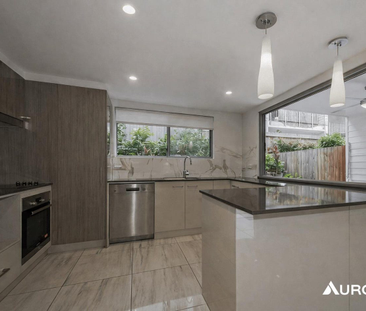 Elegant Townhouse In Carina Heights - Photo 3