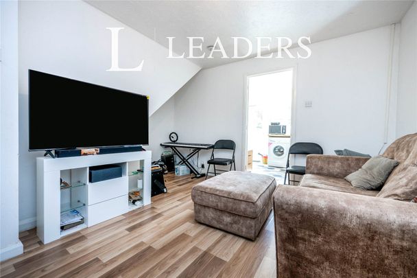2 bedroom house to rent Barnsbury Gardens, Newport Pagnell, Buckinghamshire, MK16 - Photo 1