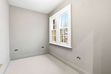 Fully renovated three to four bedroom house with a patio garden, located in Elephant and Castle. - Photo 5