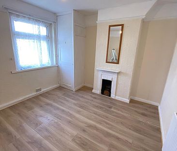 £1,300 PCM, Three Bedroom House with Off-Road Parking and Enclosed ... - Photo 6