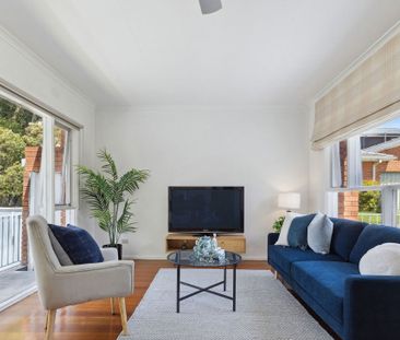 Impeccably Presented 2-Bedroom Unit in Sought-After Glen Waverley - Photo 3