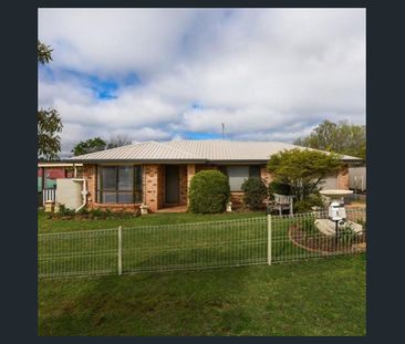 4 Bedroom Home within walking distance to a Park and Major Shopping... - Photo 5