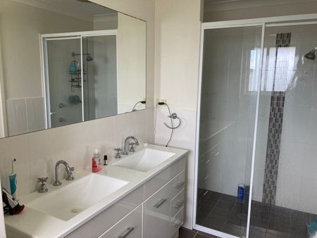 Single level 5 bedroom with large fully fenced yard - Photo 3