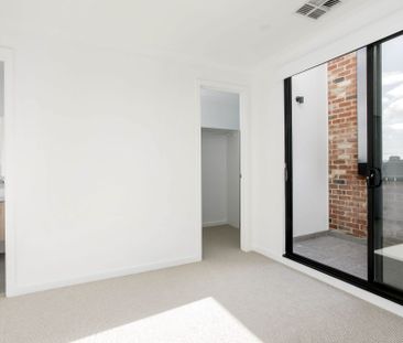 Modern townhouse in the heart of Bowden - Photo 3