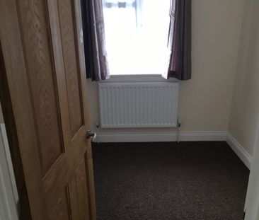 3 Bed Semi-Detached House, Rotheram Avenue, LU1 - Photo 1