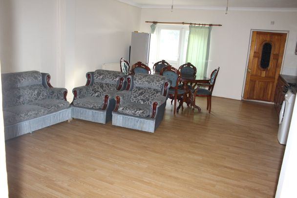 Cardington Square, Hounslow - Photo 1