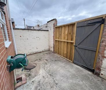 2 bedroom terraced house to rent - Photo 4