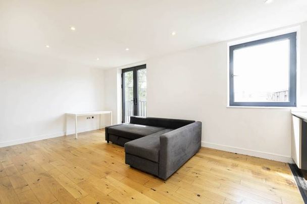 3 Bedroom, 3 bath, 1 reception Apartment - Photo 1