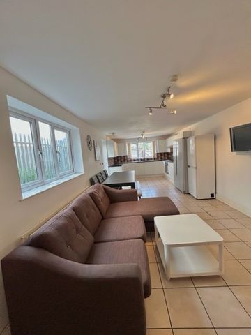 12 Bedroom Student Home – Llanbleddian Gardens - Photo 2