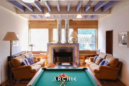 Architecture des années 80, cette maison de 280 m2 est bâtie sur un terrain arboré de 2 200 m2 en première ligne, au coeur du quartier Haïtza du Pyla avec son perré privatif et son accès direct à la plage. à l'emplacement privilégié se retrouve en retrait de la route nichée sous les pins. - Photo 4