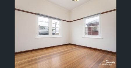 Gorgeous Two Bedroom High Ceiling Art Deco apartment! - Photo 4