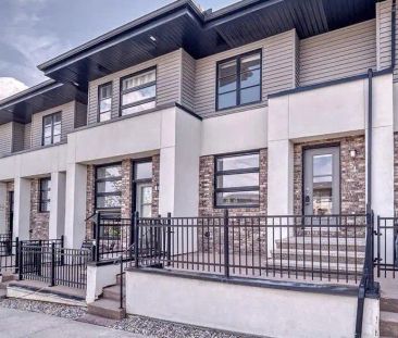 Cozy townhouse in Aspen Woods — 2 Bedrooms Townhouse - Photo 1