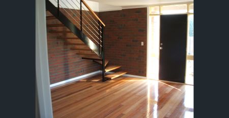 Executive Townhouse with 4 bedrooms plus study/office - Photo 2