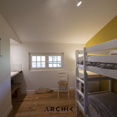 Architecture néo basque, cette maison de 150 m2 typique du Moulleau se tient sur son terrain de 320 m2 proche le la plage et des commerces et au coeur d'un quartier résidentiel. - Photo 1