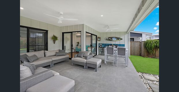 Peaceful lakeside retreat for single professional -walk to Bokarina Beach - Photo 1