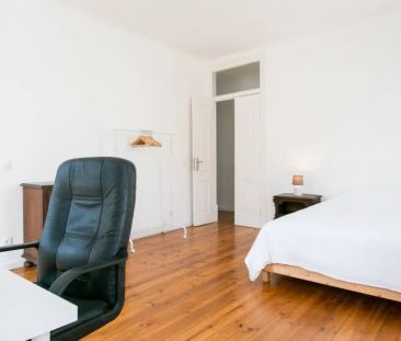 Room in a shared 8-bedroom apartment for rent in Lisbon. - Foto 5