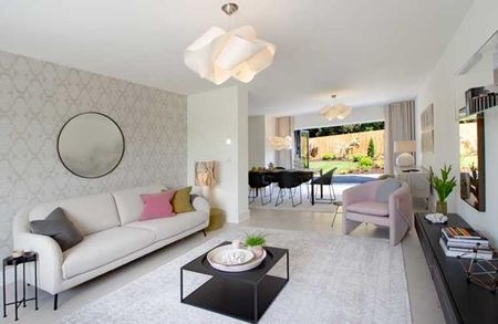 4 bedroom detached house to rent - Photo 2