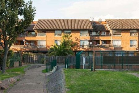 Mary Datchelor Close, London, SE5 - Photo 2