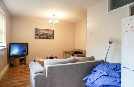 3 Bedrooms Headingley Rise - Photo 3