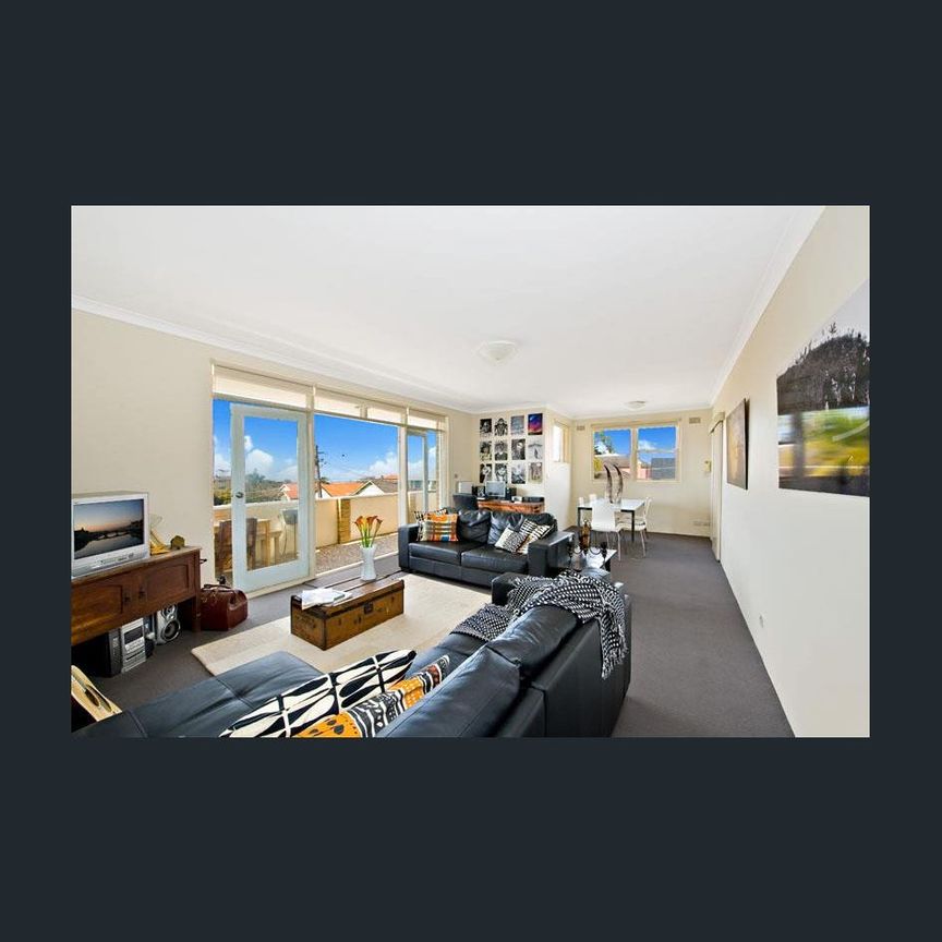 SUNLIT OVERSIZED THREE BED APARTMENT WITH OCEAN VIEWS - Photo 1