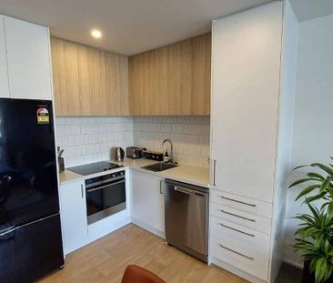 Fully Furnished Inner-City Living - Photo 3