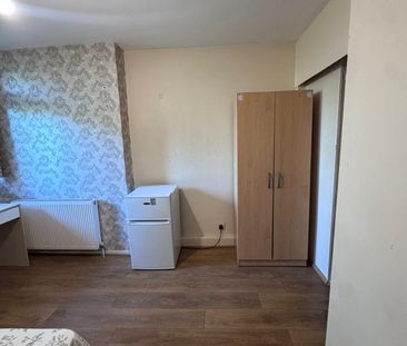 Room in a Shared House, Hampson Way, SW8 - Photo 3