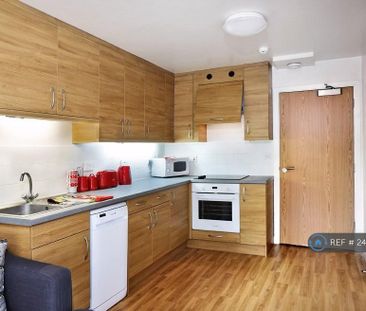 4 bedroom flat to rent - Photo 5