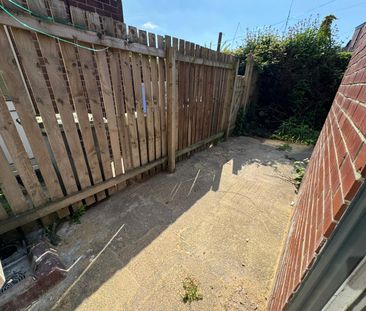 Newly Renovated 2-Bed Terrace in Hoyland – Perfect for Long-Term Let! - Photo 5