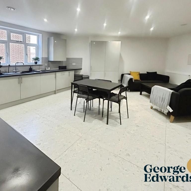 1 bedroom in a house share to rent - Photo 1