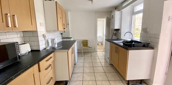 1 bedroom in a house share to rent - Photo 2