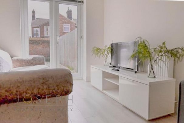 6 bedroom semi-detached house to rent - Photo 1