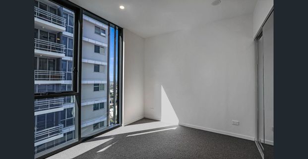 Rooftop Views Overlooking the Iconic Gabba Stadium! - Photo 1