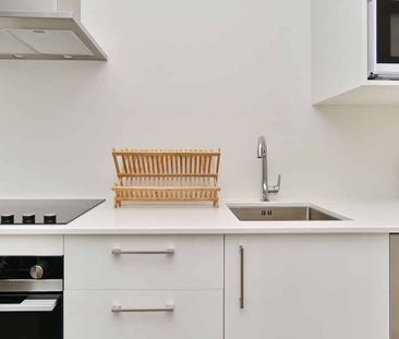 Bright, Furnished 2-Bedroom Apartment in Merivale - Photo 5