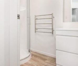 Modern 2 Bedroom house in Huntington - Photo 4