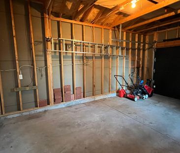 For Lease - 12 Revelstoke Court Unit# Upper, Barrie, Ontario - Photo 2