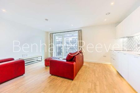 Sibley House, Greenleaf Walk, UB1 - Photo 2