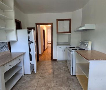 Immeuble - 180 Rue Du CEGEP Grand 4 ½ + à Louer – Près Du Cégep De ... - Photo 2