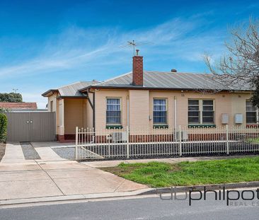 Updated three-bedroom semi-detached home - Photo 5