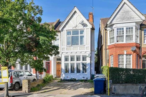 Chatsworth Gardens, Acton, W3 - Photo 1
