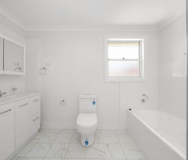 SPACIOUS TOWNHOUSE - WALK TO THE BEACH - Photo 6