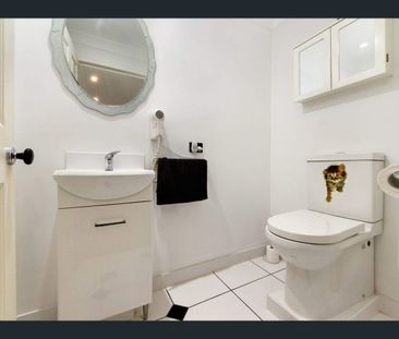 Spacious Home in Mudgeeraba – Two stand alone Units Available | Bil... - Photo 2