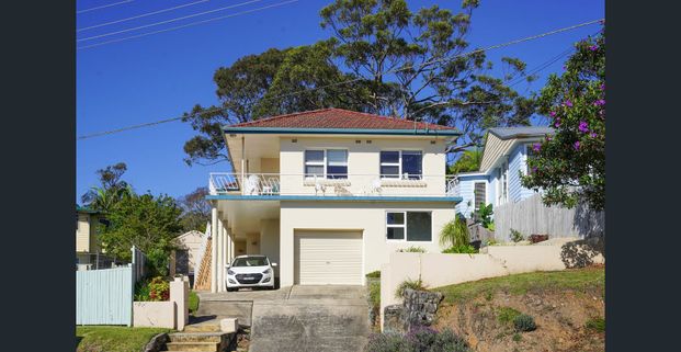 NEWLY RENOVATED FAMILY SIZE UPPER DUPLEX! INCL. GARDEN MAINTENANCE & WATER - Photo 1