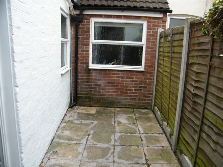 2 Bedroom House - Bernard Street, Southampton - Photo 4